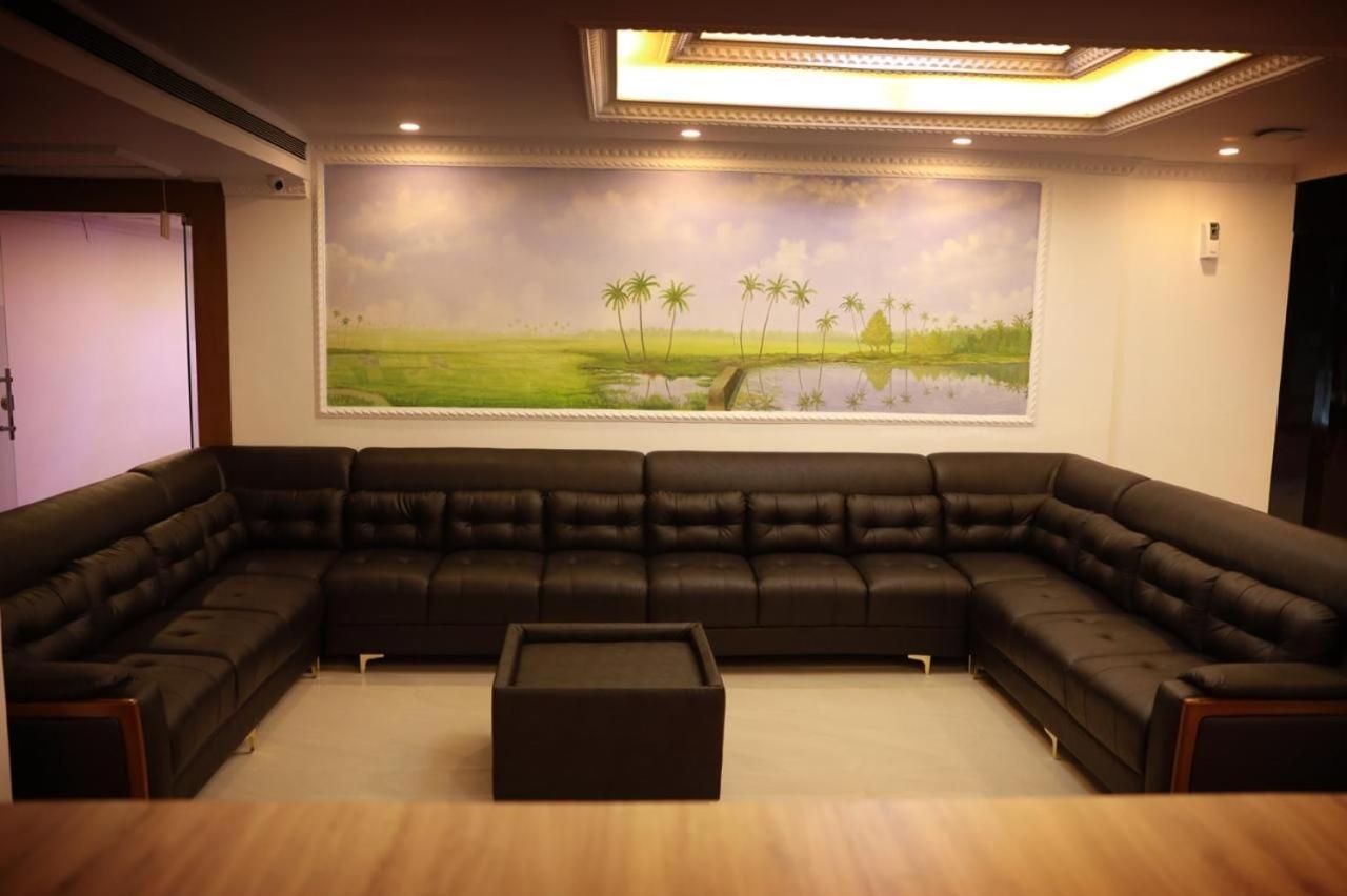 Pearl Residency Hotel Ayoor Exterior photo