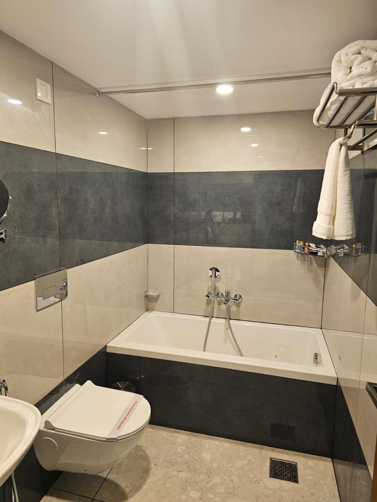 Pearl Residency Hotel Ayoor Exterior photo