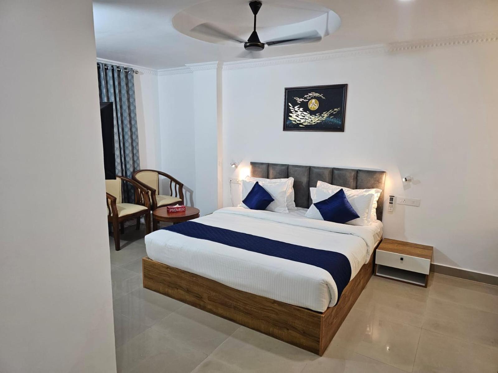 Pearl Residency Hotel Ayoor Exterior photo